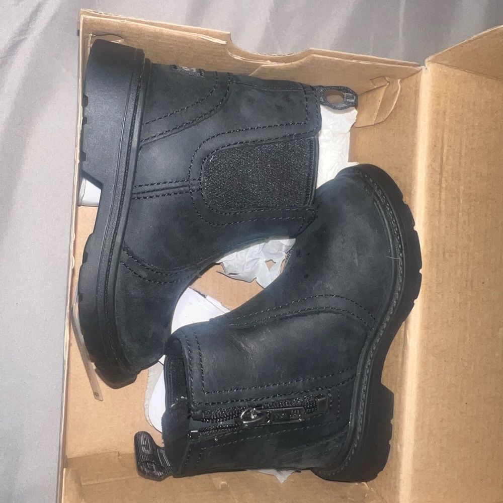 Gently used. All black bolden ugg boots size 6c. UNISEX